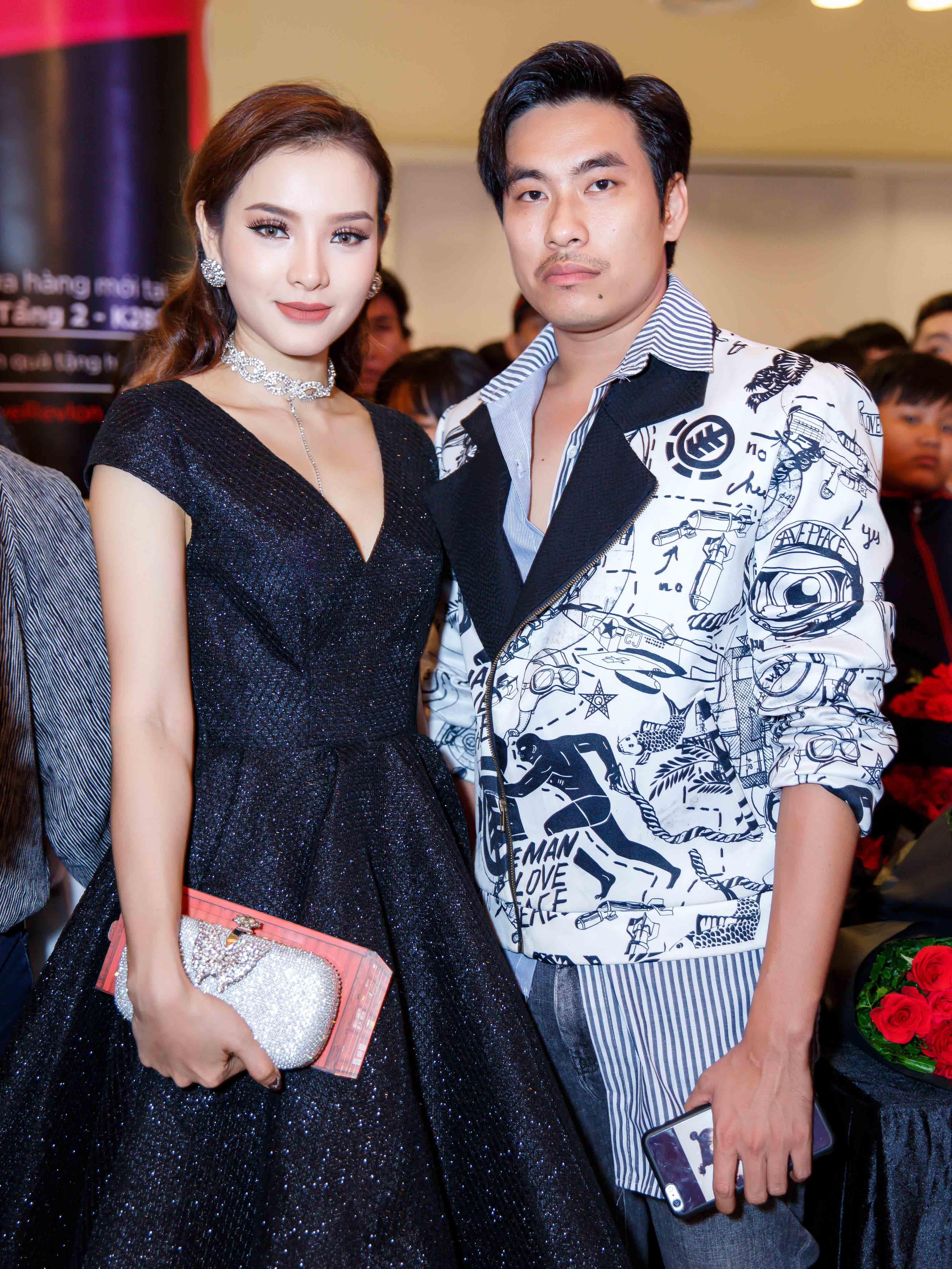Cát Phượng mặc cá tính, tay trong tay tình tứ bên Kiều Minh Tuấn - Ảnh 8. Cát Phượng mặc cá tính, tay trong tay tình tứ bên Kiều Minh Tuấn - Ảnh 8.