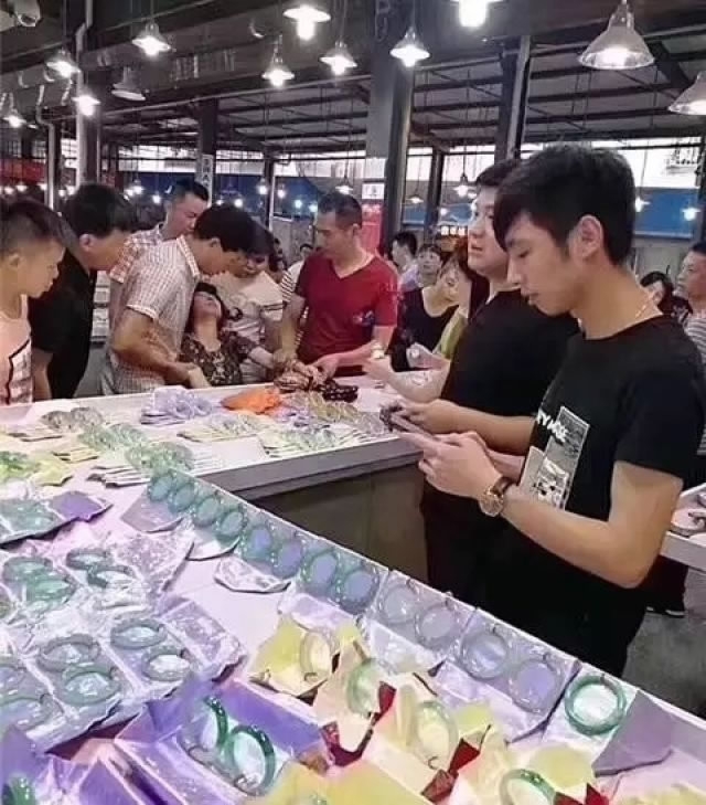 Thấy đẹp nên đeo thử, nào ngờ vòng ngọc bích vỡ đôi, nữ khách hàng té xỉu khi biết giá tiền mình phải đền 4 Thấy đẹp nên đeo thử, nào ngờ vòng ngọc bích vỡ đôi, nữ khách hàng té xỉu khi biết giá tiền mình phải đền 4