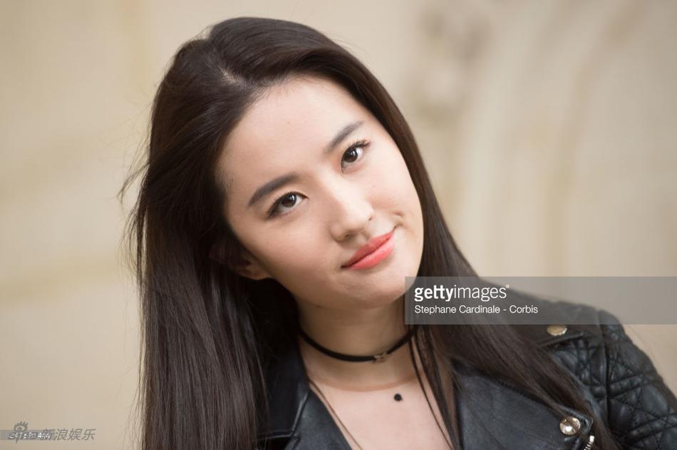 Lưu Diệc Phi diện đồ cá tính nhưng bị chê xuống sắc khi dự show Dior tại Tuần lễ thời trang Paris - Ảnh 7. Lưu Diệc Phi diện đồ cá tính nhưng bị chê xuống sắc khi dự show Dior tại Tuần lễ thời trang Paris - Ảnh 7.