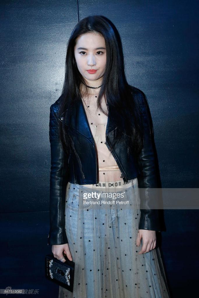 Lưu Diệc Phi diện đồ cá tính nhưng bị chê xuống sắc khi dự show Dior tại Tuần lễ thời trang Paris - Ảnh 6. Lưu Diệc Phi diện đồ cá tính nhưng bị chê xuống sắc khi dự show Dior tại Tuần lễ thời trang Paris - Ảnh 6.