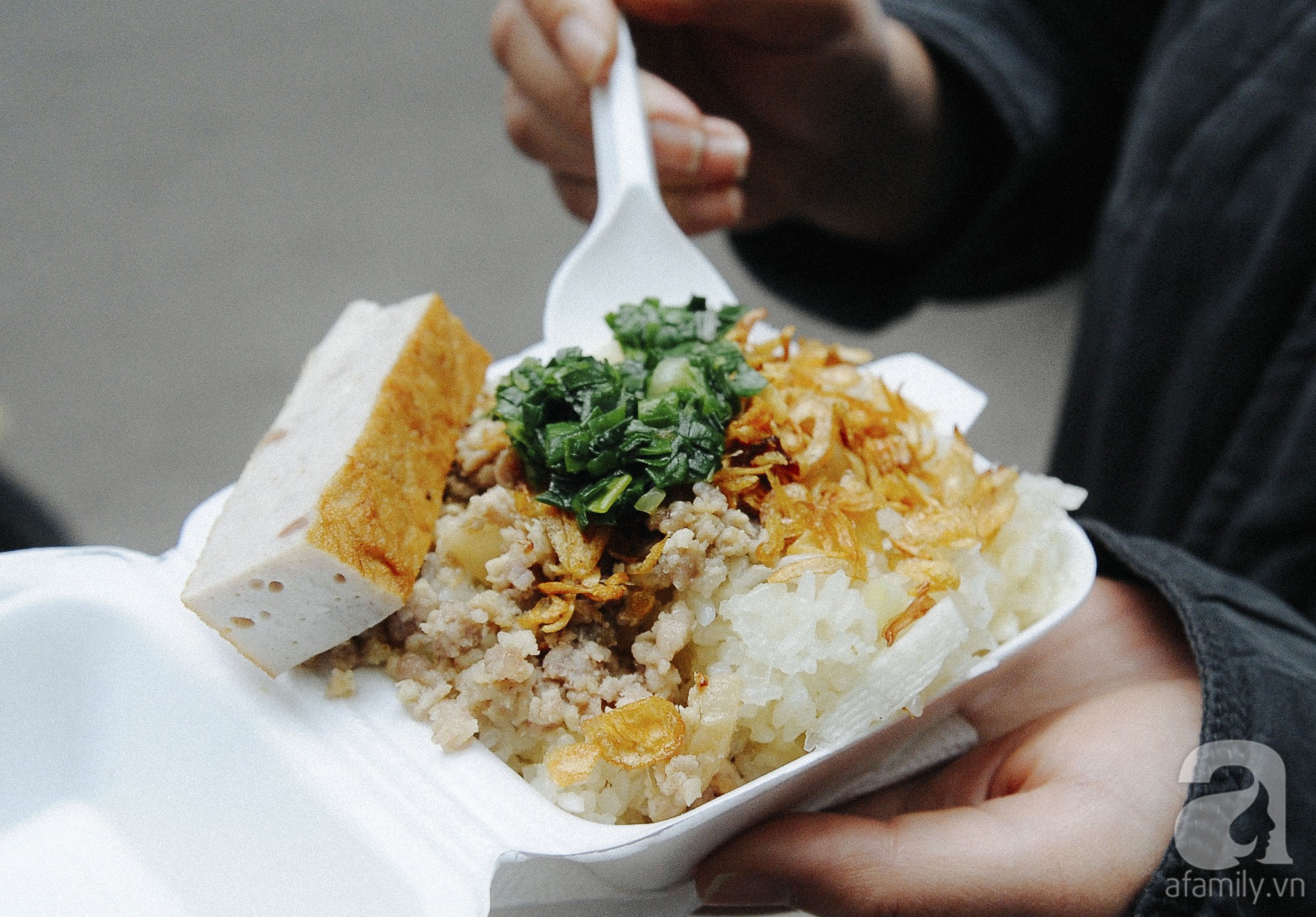 4 món ăn ngon nức tiếng từ củ sắn, chỉ 10 ngàn đồng là dư sức xua đi giá lạnh mùa đông - Ảnh 7. 4 món ăn ngon nức tiếng từ củ sắn, chỉ 10 ngàn đồng là dư sức xua đi giá lạnh mùa đông - Ảnh 7.