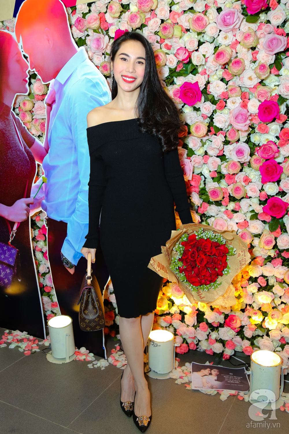 Thủy Tiên chơi trội đầu tư trăm triệu quần áo trong MV lãng mạn cùng Công Vinh - Ảnh 1. Thủy Tiên chơi trội đầu tư trăm triệu quần áo trong MV lãng mạn cùng Công Vinh - Ảnh 1.