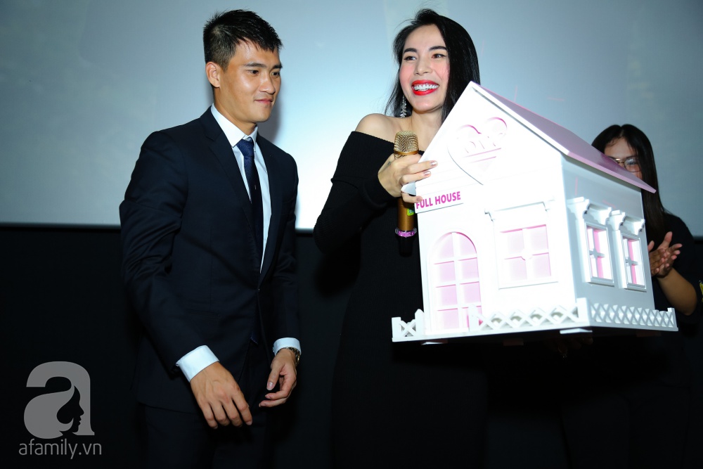 Thủy Tiên chơi trội đầu tư trăm triệu quần áo trong MV lãng mạn cùng Công Vinh - Ảnh 7. Thủy Tiên chơi trội đầu tư trăm triệu quần áo trong MV lãng mạn cùng Công Vinh - Ảnh 7.