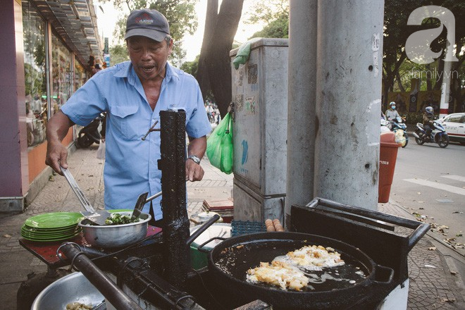 Câu chuyện buồn về xe bột chiên 27 năm của đôi vợ chồng già phải nuôi đứa cháu ngoại 6 tuổi bị bỏ rơi - Ảnh 2.