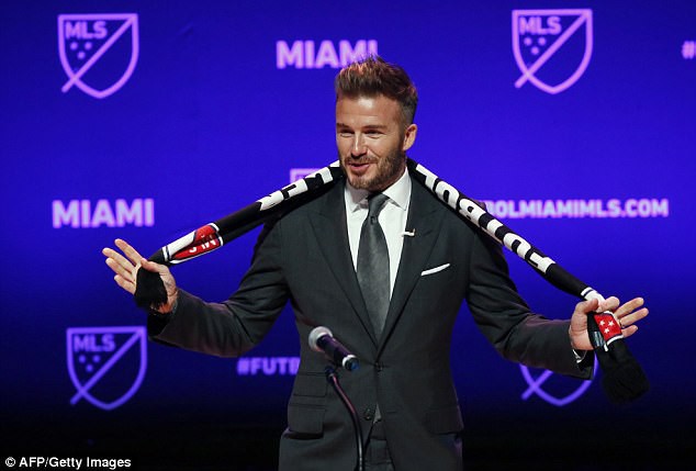 David Beckham chứng minh chỉ cần cắt bỏ mái tóc dài, các bạn nam sẽ phong độ và hấp dẫn hơn nhiều lần - Ảnh 6.