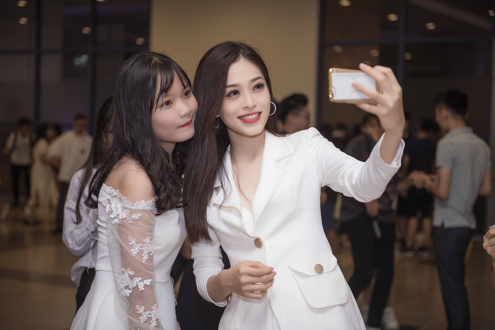 Á hậu Phương Nga bất ngờ diện suit đầy cá tính trong ngày trở về trường trước khi lên đường tham dự Miss Grand - Ảnh 9. Á hậu Phương Nga bất ngờ diện suit đầy cá tính trong ngày trở về trường trước khi lên đường tham dự Miss Grand - Ảnh 9.