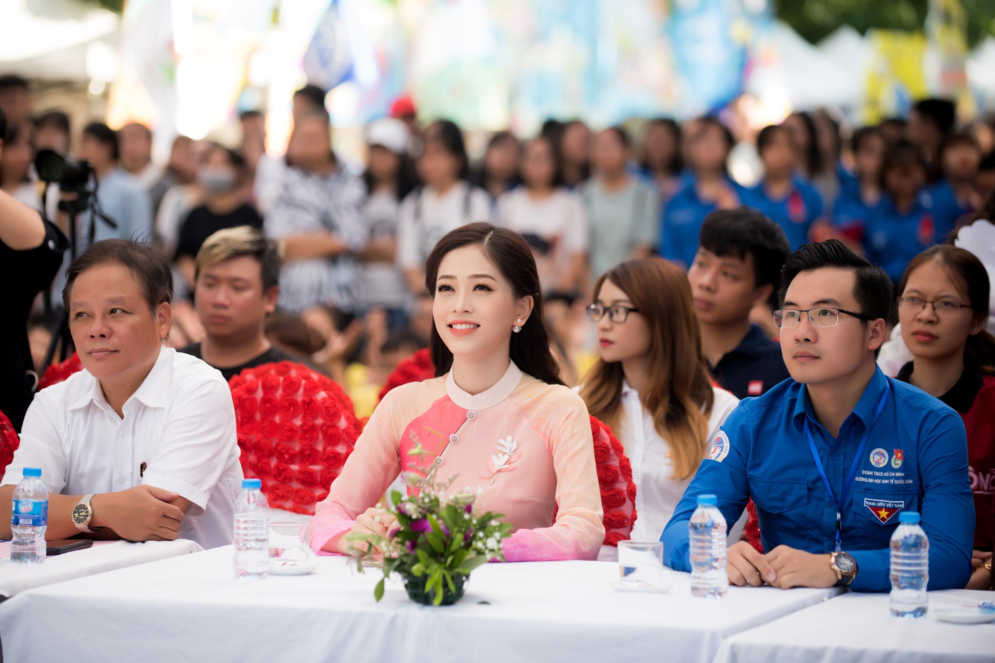 Á hậu Phương Nga bất ngờ diện suit đầy cá tính trong ngày trở về trường trước khi lên đường tham dự Miss Grand - Ảnh 2. Á hậu Phương Nga bất ngờ diện suit đầy cá tính trong ngày trở về trường trước khi lên đường tham dự Miss Grand - Ảnh 2.