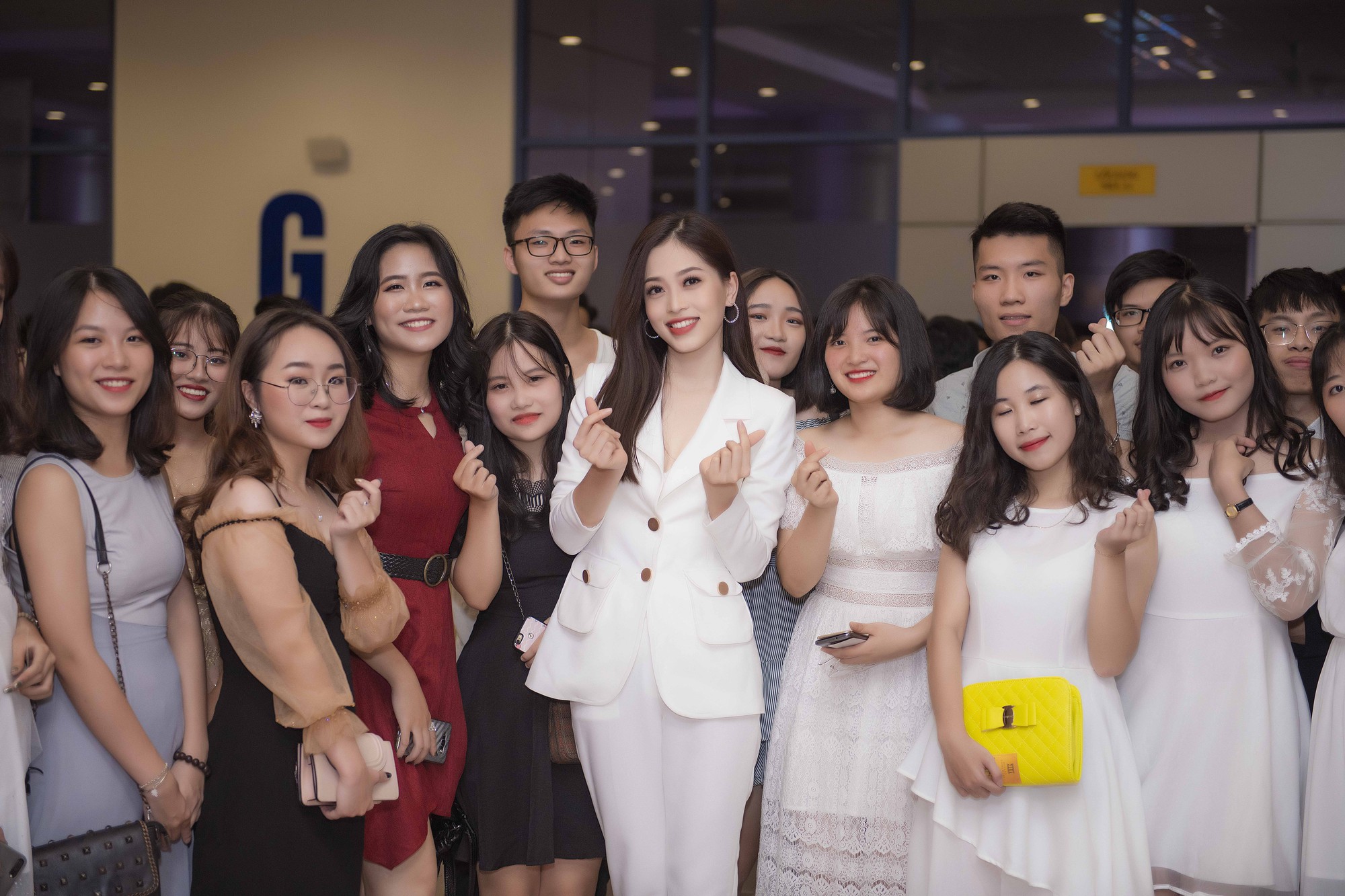 Á hậu Phương Nga bất ngờ diện suit đầy cá tính trong ngày trở về trường trước khi lên đường tham dự Miss Grand - Ảnh 10. Á hậu Phương Nga bất ngờ diện suit đầy cá tính trong ngày trở về trường trước khi lên đường tham dự Miss Grand - Ảnh 10.