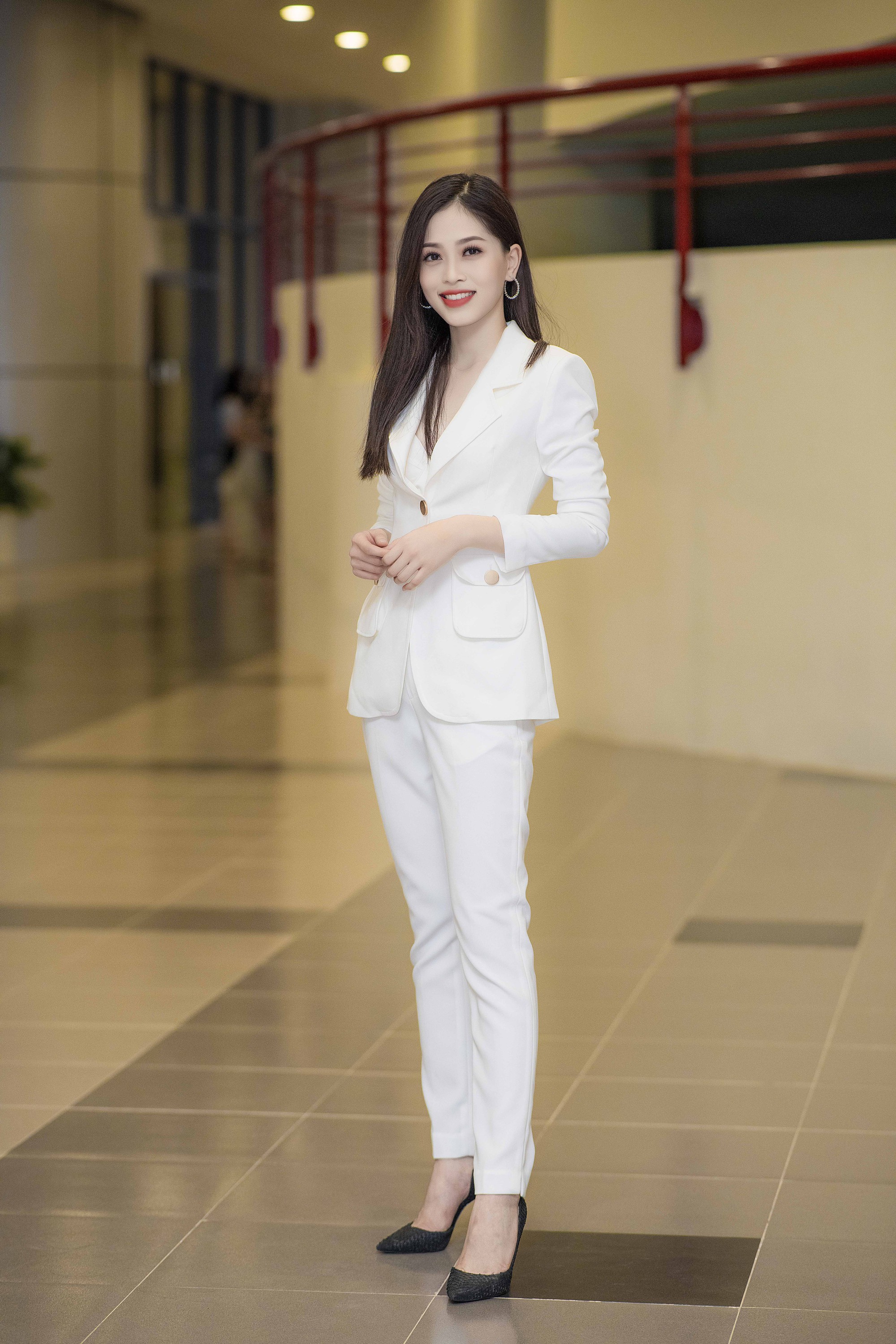 Á hậu Phương Nga bất ngờ diện suit đầy cá tính trong ngày trở về trường trước khi lên đường tham dự Miss Grand - Ảnh 7. Á hậu Phương Nga bất ngờ diện suit đầy cá tính trong ngày trở về trường trước khi lên đường tham dự Miss Grand - Ảnh 7.