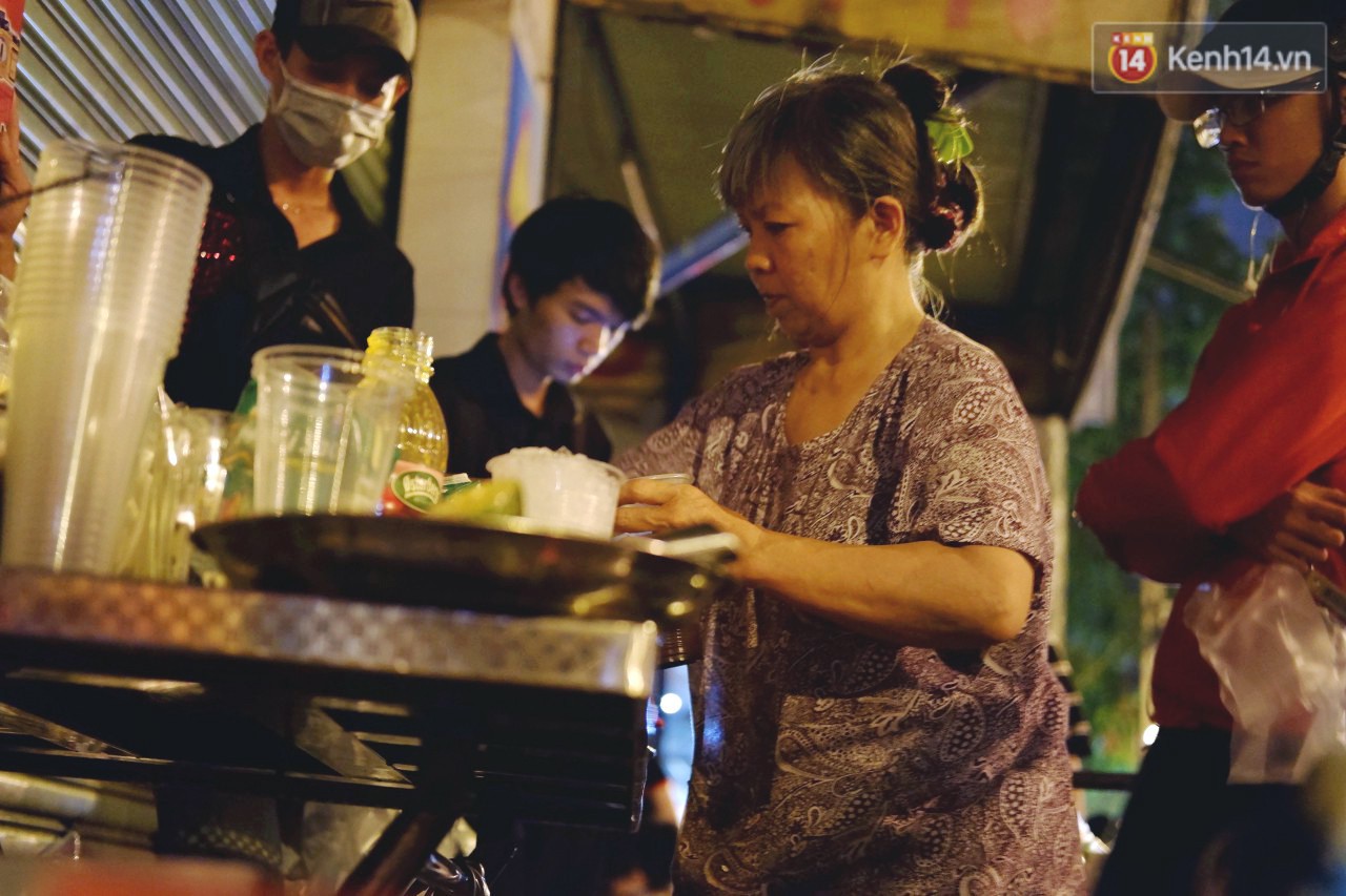 Trà đào chờ 30 năm ở vỉa hè Sài Gòn: Đông khách tới 2 giờ sáng, xếp hàng cả tiếng đồng hồ mới mua được - Ảnh 3. Trà đào chờ 30 năm ở vỉa hè Sài Gòn: Đông khách tới 2 giờ sáng, xếp hàng cả tiếng đồng hồ mới mua được - Ảnh 3.