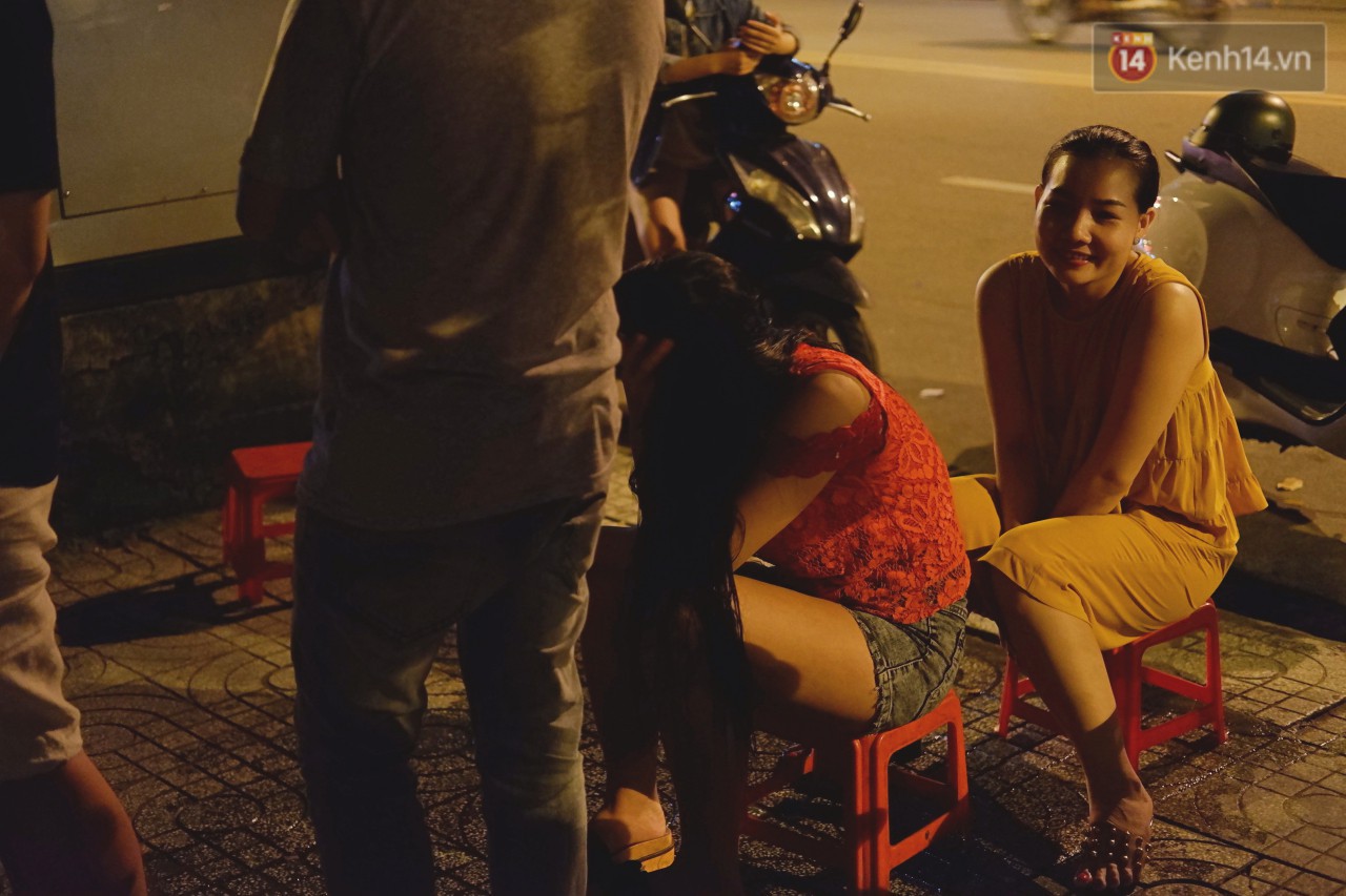 Trà đào chờ 30 năm ở vỉa hè Sài Gòn: Đông khách tới 2 giờ sáng, xếp hàng cả tiếng đồng hồ mới mua được - Ảnh 5. Trà đào chờ 30 năm ở vỉa hè Sài Gòn: Đông khách tới 2 giờ sáng, xếp hàng cả tiếng đồng hồ mới mua được - Ảnh 5.