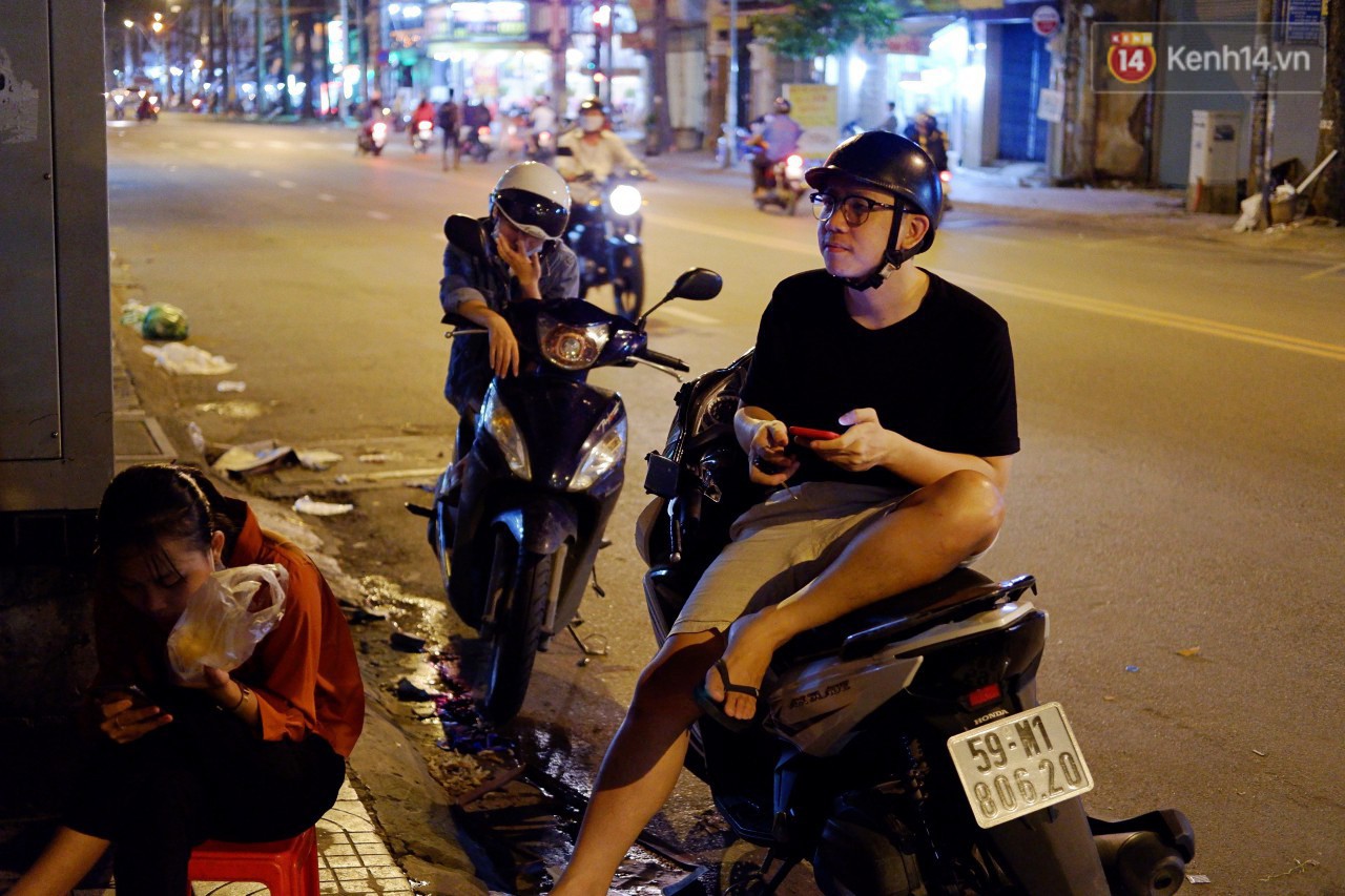 Trà đào chờ 30 năm ở vỉa hè Sài Gòn: Đông khách tới 2 giờ sáng, xếp hàng cả tiếng đồng hồ mới mua được - Ảnh 6. Trà đào chờ 30 năm ở vỉa hè Sài Gòn: Đông khách tới 2 giờ sáng, xếp hàng cả tiếng đồng hồ mới mua được - Ảnh 6.