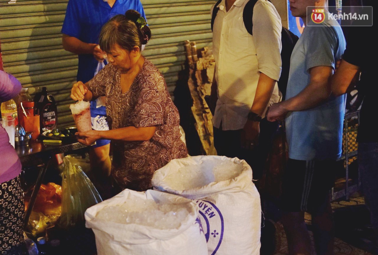 Trà đào chờ 30 năm ở vỉa hè Sài Gòn: Đông khách tới 2 giờ sáng, xếp hàng cả tiếng đồng hồ mới mua được - Ảnh 10. Trà đào chờ 30 năm ở vỉa hè Sài Gòn: Đông khách tới 2 giờ sáng, xếp hàng cả tiếng đồng hồ mới mua được - Ảnh 10.