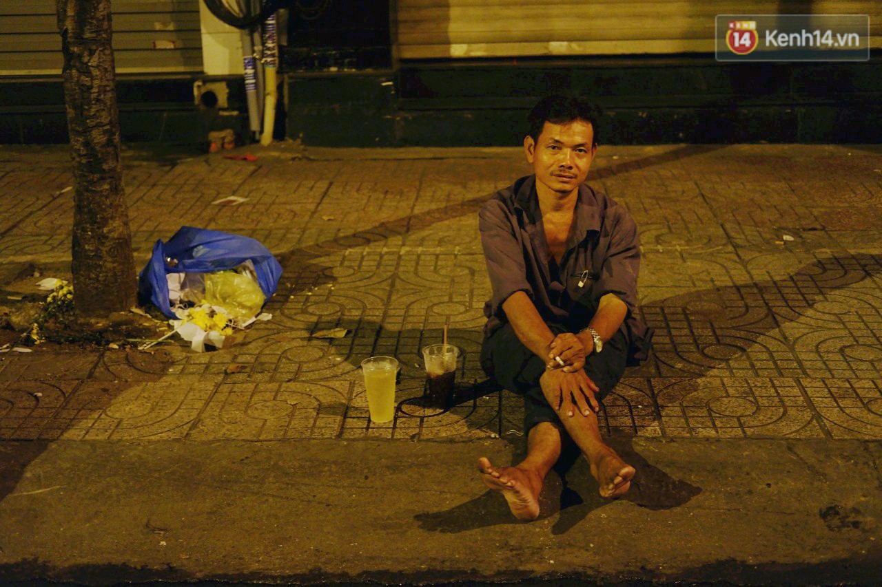 Trà đào chờ 30 năm ở vỉa hè Sài Gòn: Đông khách tới 2 giờ sáng, xếp hàng cả tiếng đồng hồ mới mua được - Ảnh 12. Trà đào chờ 30 năm ở vỉa hè Sài Gòn: Đông khách tới 2 giờ sáng, xếp hàng cả tiếng đồng hồ mới mua được - Ảnh 12.
