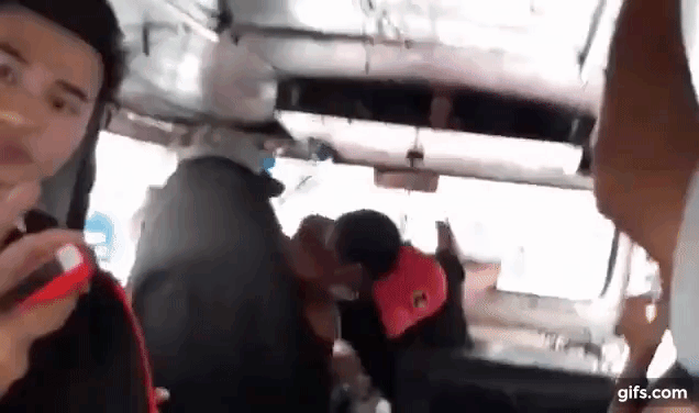 M&agrave;n đ&aacute;nh ghen g&acirc;y th&oacute;t tim: Chồng để bồ ngồi l&ecirc;n đ&ugrave;i trong l&uacute;c l&aacute;i xe bu&yacute;t, vợ l&ecirc;n đ&aacute;nh th&igrave; bị tấn c&ocirc;ng ngược - Ảnh 2.