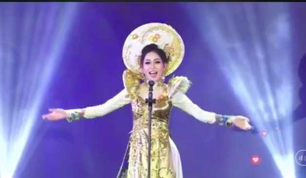 Phương Nga diện quốc phục lộng lẫy, tự tin h&ocirc; vang Việt Nam giữa tiếng vỗ tay của bạn b&egrave; quốc tế  - Ảnh 2.