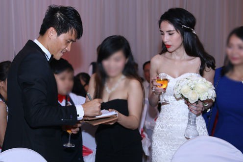 Những tình huống dở khóc dở cười trong đám cưới sao Việt: Suýt sạt nghiệp vì khách mời tăng đột biến, khán giả lên tận lễ đường xin chữ ký - Ảnh 4.