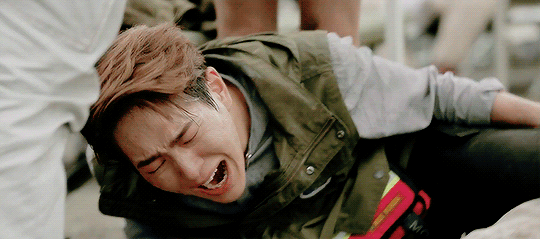 Hậu duệ mặt trời: D&ugrave; được khen x&uacute;c động, cảnh mưa b&atilde;o vẫn c&oacute; điểm khiến kh&aacute;n giả chưa h&agrave;i l&ograve;ng - Ảnh 9.