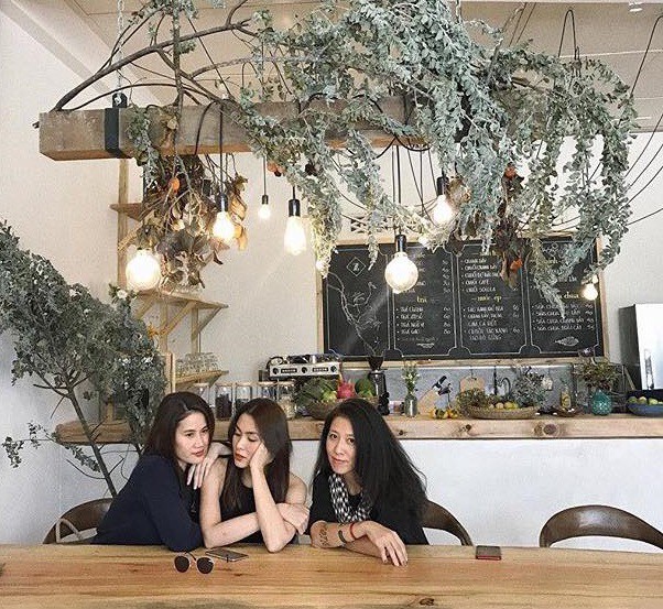 B&agrave; x&atilde; Phạm Anh Khoa vừa t&acirc;m sự bất an, H&agrave; Tăng đ&atilde; l&ocirc;i bạn đi du lịch xả stress - Ảnh 2.