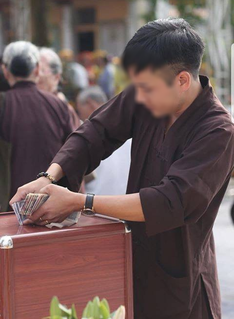 So&aacute;i ca H&agrave; Nội thản nhi&ecirc;n b&ecirc; trộm h&ograve;m c&ocirc;ng đức ở ch&ugrave;a trước mặt nhiều người - Ảnh 2.