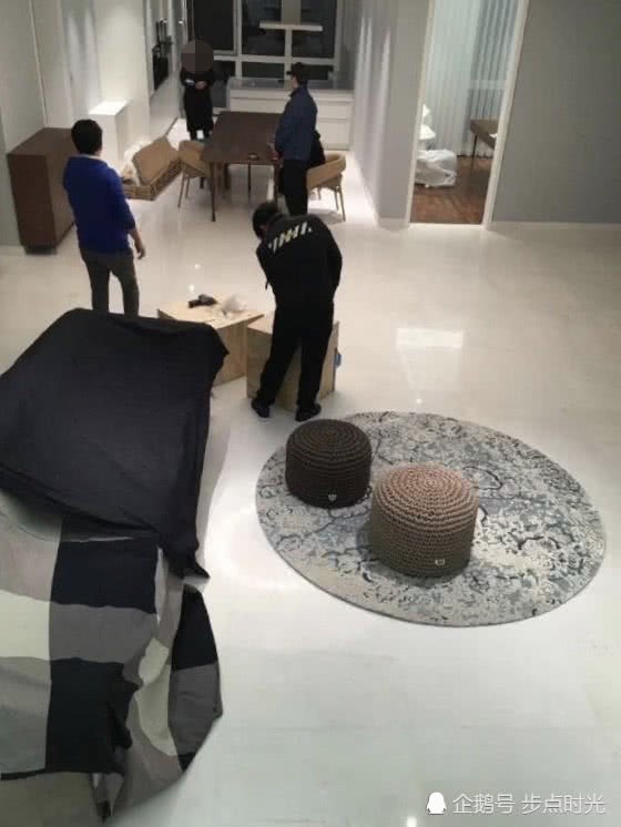 Lộ ảnh Đường Tăng Ph&ugrave;ng Thiệu Phong nắm chặt tay Nữ vương Triệu Lệ Dĩnh đi xem nh&agrave; mới - Ảnh 1.