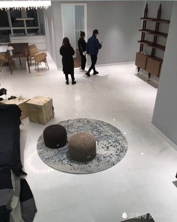 Lộ ảnh Đường Tăng Ph&ugrave;ng Thiệu Phong nắm chặt tay Nữ vương Triệu Lệ Dĩnh đi xem nh&agrave; mới - Ảnh 3.