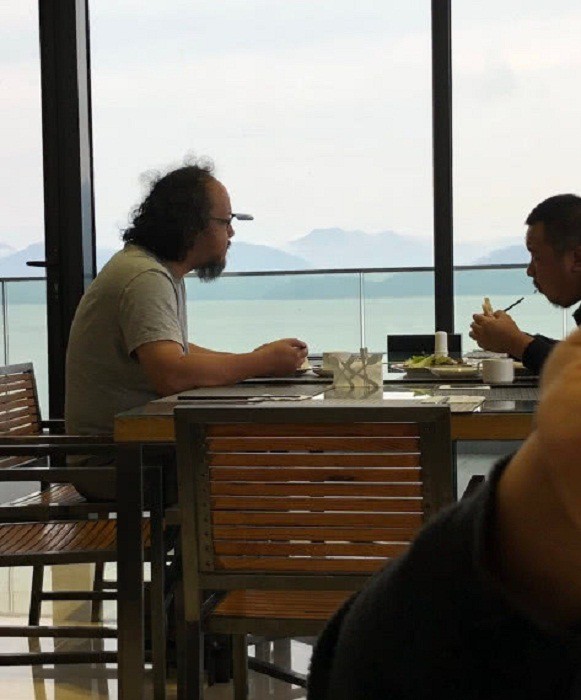 Cuộc sống ngh&egrave;o khổ tuổi xế chiều của chồng cũ Vương Phi - Ảnh 2.