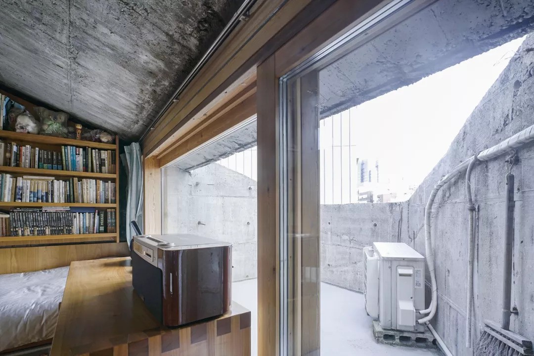 Bất ngờ với nhà phố chỉ 12m² được thiết kế thô mộc vẫn đủ cho cuộc sống hạnh phúc, tiện nghi trong suốt 50 năm - Ảnh 12. Bất ngờ với nhà phố chỉ 12m² được thiết kế thô mộc vẫn đủ cho cuộc sống hạnh phúc, tiện nghi trong suốt 50 năm - Ảnh 12.