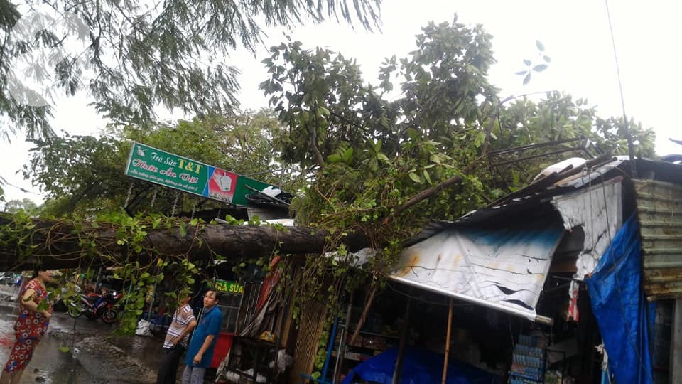 Mưa chỉ 15 ph&uacute;t, đường S&agrave;i G&ograve;n lại biến th&agrave;nh s&ocirc;ng khiến học sinh b&igrave; b&otilde;m lội nước về nh&agrave; giờ tan trường - Ảnh 2.