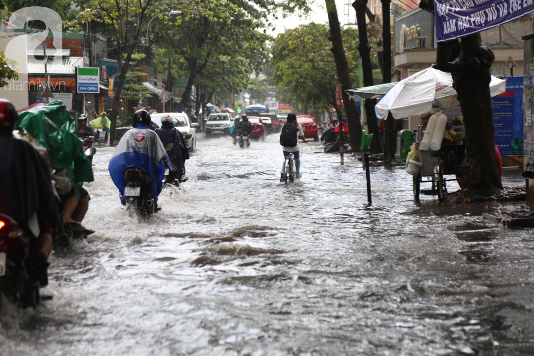 Mưa chỉ 15 ph&uacute;t, đường S&agrave;i G&ograve;n lại biến th&agrave;nh s&ocirc;ng khiến học sinh b&igrave; b&otilde;m lội nước về nh&agrave; giờ tan trường - Ảnh 3.