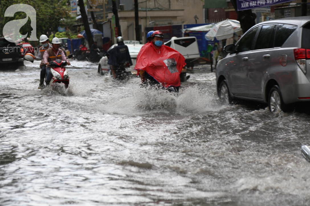 Mưa chỉ 15 ph&uacute;t, đường S&agrave;i G&ograve;n lại biến th&agrave;nh s&ocirc;ng khiến học sinh b&igrave; b&otilde;m lội nước về nh&agrave; giờ tan trường - Ảnh 4.