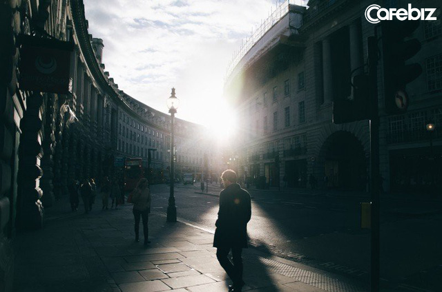 Ở tuổi 39, t&ocirc;i hiểu rằng, đời người l&agrave; thế, cho d&ugrave; bạn c&oacute; tỉnh t&aacute;o, kh&ocirc;n ngoan đến đ&acirc;u cũng kh&ocirc;ng tr&aacute;nh khỏi những lần thua thiệt - Ảnh 2.