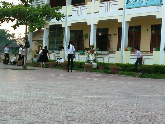 Nam gi&aacute;o vi&ecirc;n mang dao x&ocirc;ng v&agrave;o trường đ&aacute;nh 2 nữ gi&aacute;o vi&ecirc;n bị thương - Ảnh 2.