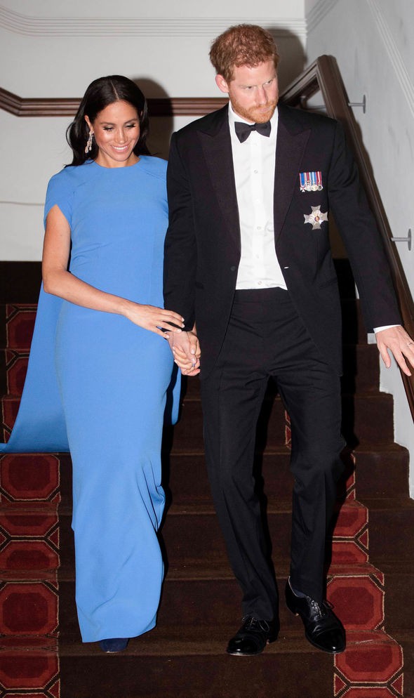 Nh&igrave;n Harry chăm s&oacute;c vợ bầu, c&ocirc;ng ch&uacute;ng lại chạnh l&ograve;ng nghĩ đến C&ocirc;ng nương Diana bị đối xử tệ bạc khi mang thai  - Ảnh 3.