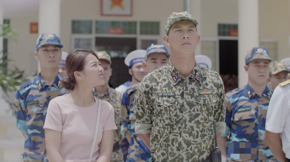 Hậu duệ mặt trời bản Việt lại gây tranh cãi vì để lộ nhiều chi tiết không đồng bộ - Ảnh 5. Hậu duệ mặt trời bản Việt lại gây tranh cãi vì để lộ nhiều chi tiết không đồng bộ - Ảnh 5.