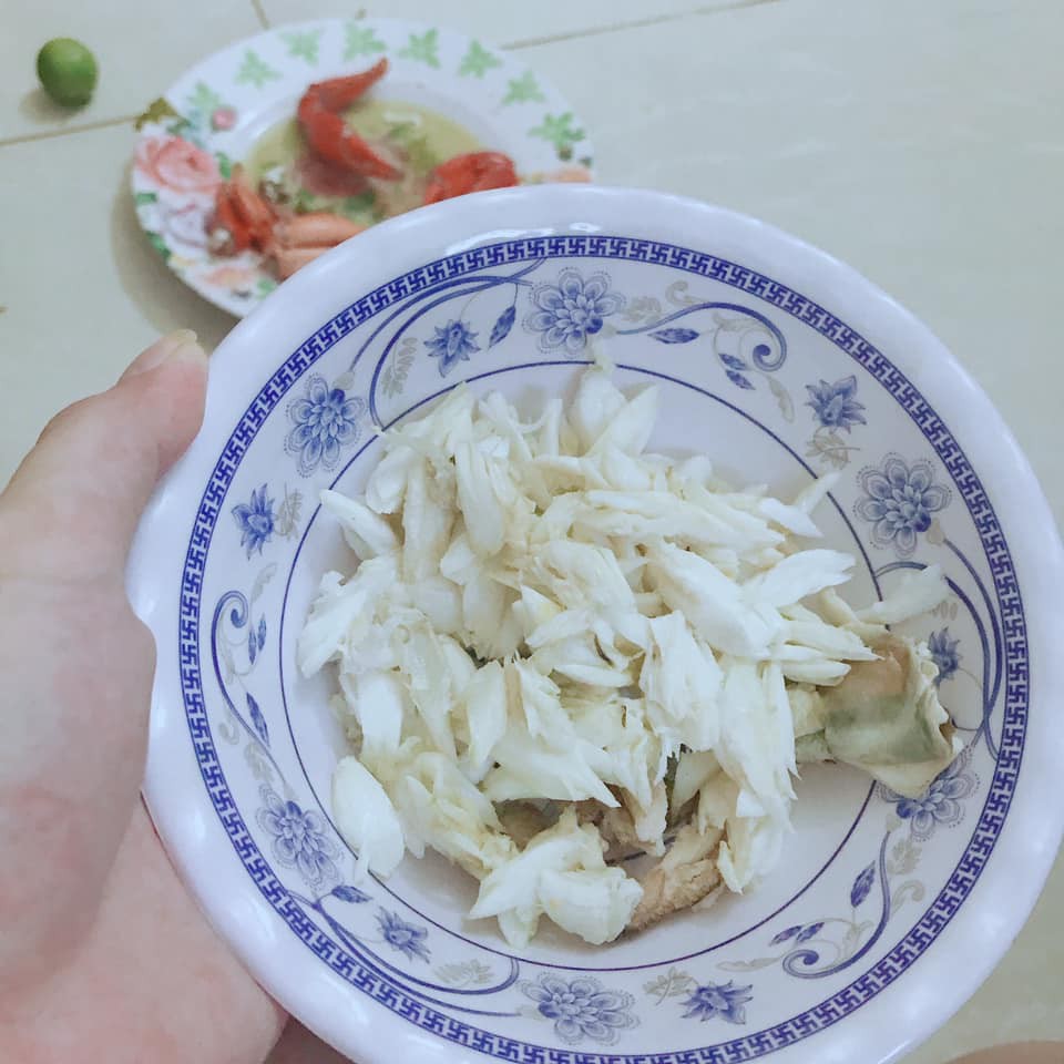 Khoe chồng dành cả tối để bóc cua cho ăn, vợ trẻ tiếp thêm động lực lập gia đình cho những cô nàng độc thân - Ảnh 1. Khoe chồng dành cả tối để bóc cua cho ăn, vợ trẻ tiếp thêm động lực lập gia đình cho những cô nàng độc thân - Ảnh 1.