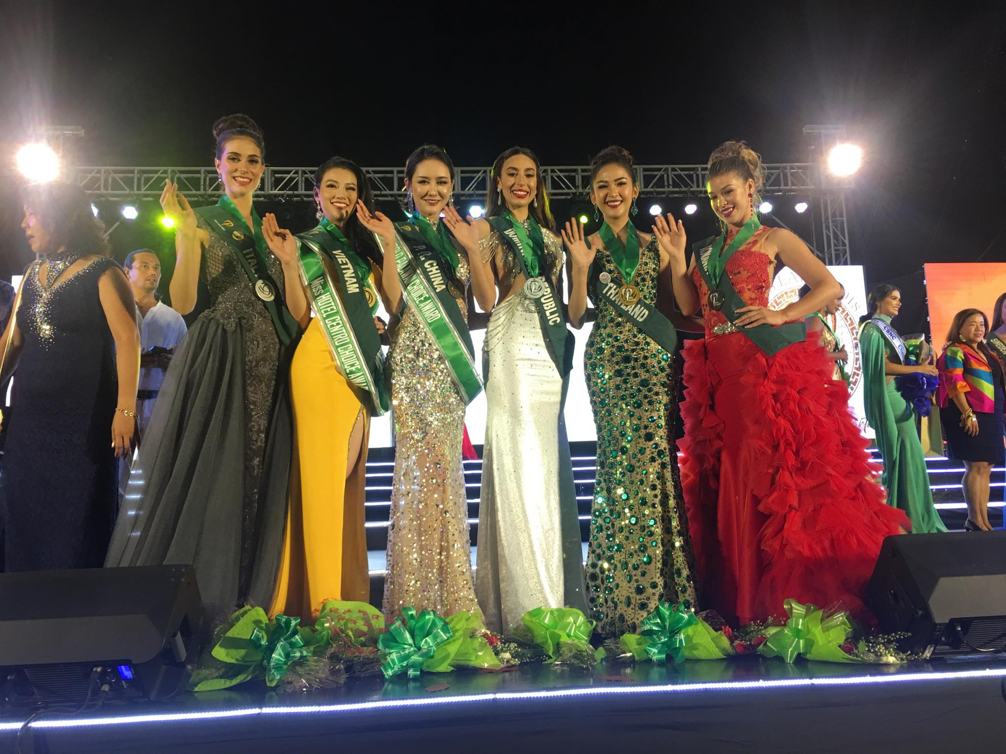 Phương Khánh Miss Earth bị… rách trán do choáng sau 4 lần lên xuống sân khấu nhận giải - Ảnh 4. Phương Khánh Miss Earth bị… rách trán do choáng sau 4 lần lên xuống sân khấu nhận giải - Ảnh 4.