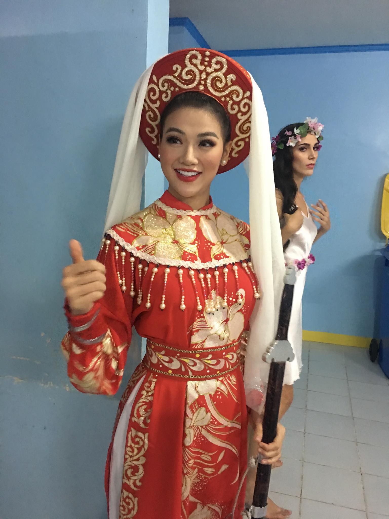 Phương Khánh Miss Earth bị… rách trán do choáng sau 4 lần lên xuống sân khấu nhận giải - Ảnh 6. Phương Khánh Miss Earth bị… rách trán do choáng sau 4 lần lên xuống sân khấu nhận giải - Ảnh 6.
