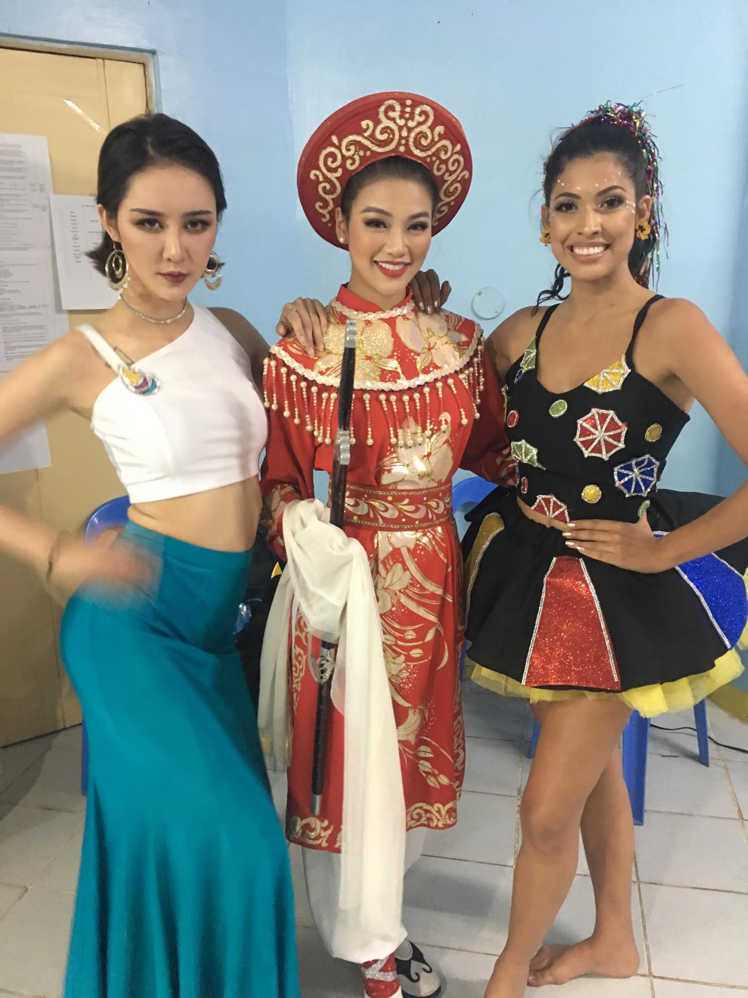 Phương Khánh Miss Earth bị… rách trán do choáng sau 4 lần lên xuống sân khấu nhận giải - Ảnh 5. Phương Khánh Miss Earth bị… rách trán do choáng sau 4 lần lên xuống sân khấu nhận giải - Ảnh 5.