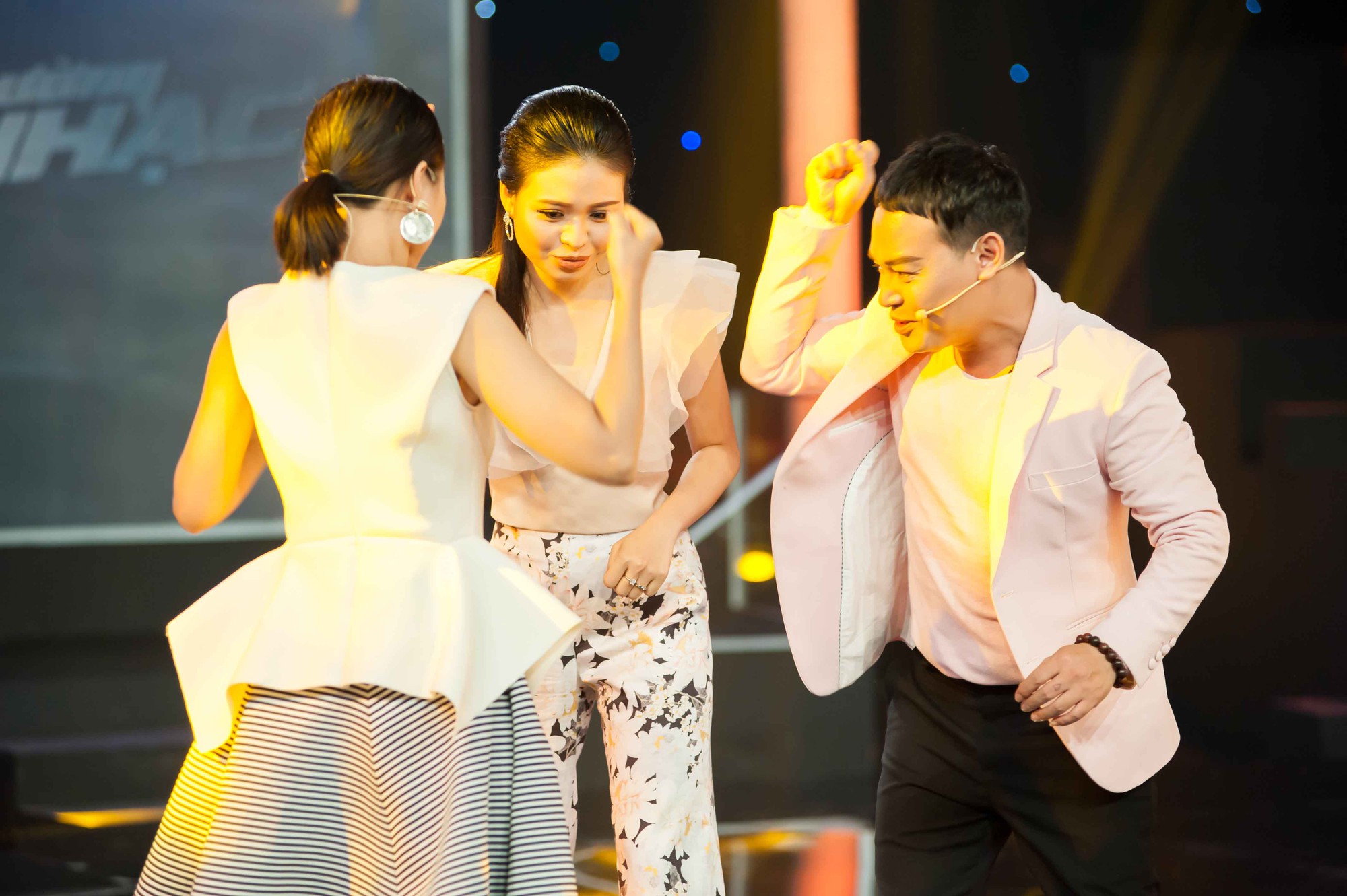 Lê Lộc phục thù cho mẹ Lê Giang, thẳng tay vứt giày cao gót để đấu với cậu mình - Ảnh 4. Lê Lộc phục thù cho mẹ Lê Giang, thẳng tay vứt giày cao gót để đấu với cậu mình - Ảnh 4.