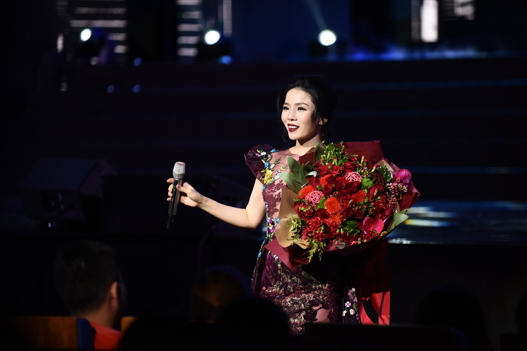 Diện loạt váy áo lộng lẫy, Lệ Quyên tình tứ bên Tuấn Hưng trước mặt ông xã - Ảnh 9. Diện loạt váy áo lộng lẫy, Lệ Quyên tình tứ bên Tuấn Hưng trước mặt ông xã - Ảnh 9.