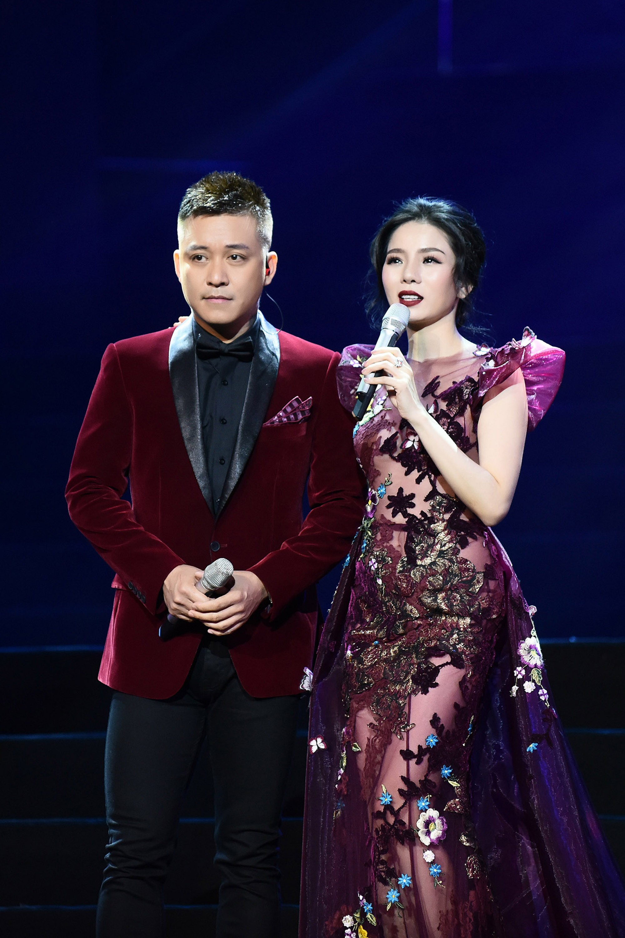 Diện loạt váy áo lộng lẫy, Lệ Quyên tình tứ bên Tuấn Hưng trước mặt ông xã - Ảnh 5. Diện loạt váy áo lộng lẫy, Lệ Quyên tình tứ bên Tuấn Hưng trước mặt ông xã - Ảnh 5.