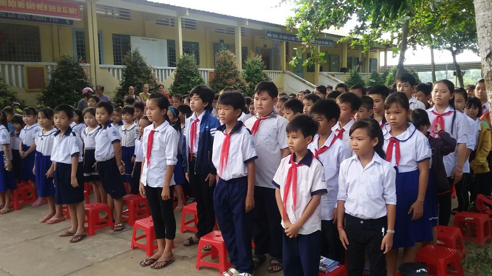 Phát hiện thêm sạn gây tranh cãi trong Hậu Duệ Mặt Trời bản Việt - Ảnh 6. Phát hiện thêm sạn gây tranh cãi trong Hậu Duệ Mặt Trời bản Việt - Ảnh 6.