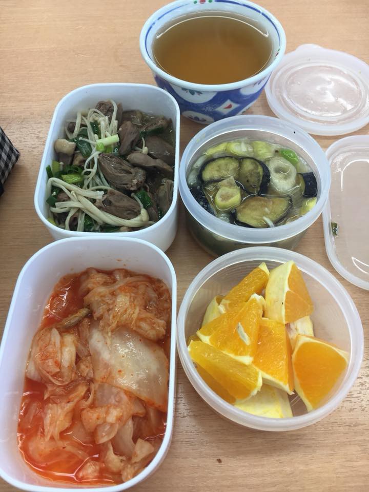 Khoe chồng dành cả tối để bóc cua cho ăn, vợ trẻ tiếp thêm động lực lập gia đình cho những cô nàng độc thân - Ảnh 2. Khoe chồng dành cả tối để bóc cua cho ăn, vợ trẻ tiếp thêm động lực lập gia đình cho những cô nàng độc thân - Ảnh 2.