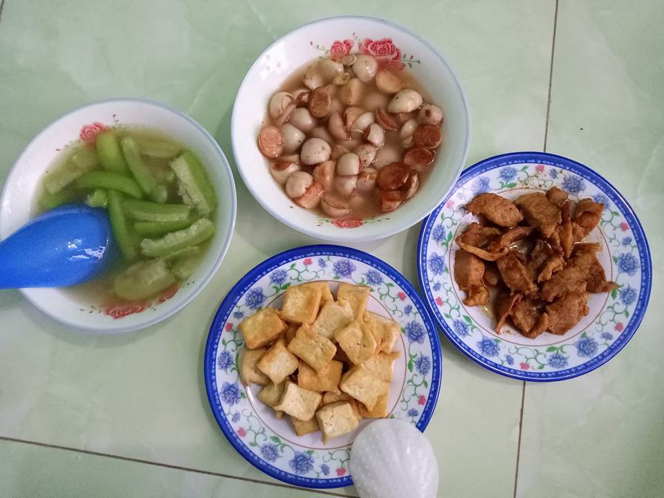 Mâm cơm 26k nấu trong 30 phút, chị em chê bai đủ điều nhưng lại lặng người trước tâm sự của vợ trẻ - Ảnh 2. Mâm cơm 26k nấu trong 30 phút, chị em chê bai đủ điều nhưng lại lặng người trước tâm sự của vợ trẻ - Ảnh 2.