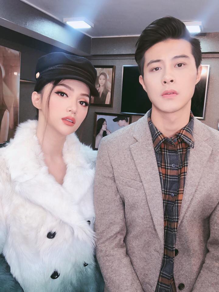 Rộ thông tin Hoa hậu Hương Giang idol được bạn trai soái ca người Thái Lan quỳ gối cầu hôn? - Ảnh 4. Rộ thông tin Hoa hậu Hương Giang idol được bạn trai soái ca người Thái Lan quỳ gối cầu hôn? - Ảnh 4.