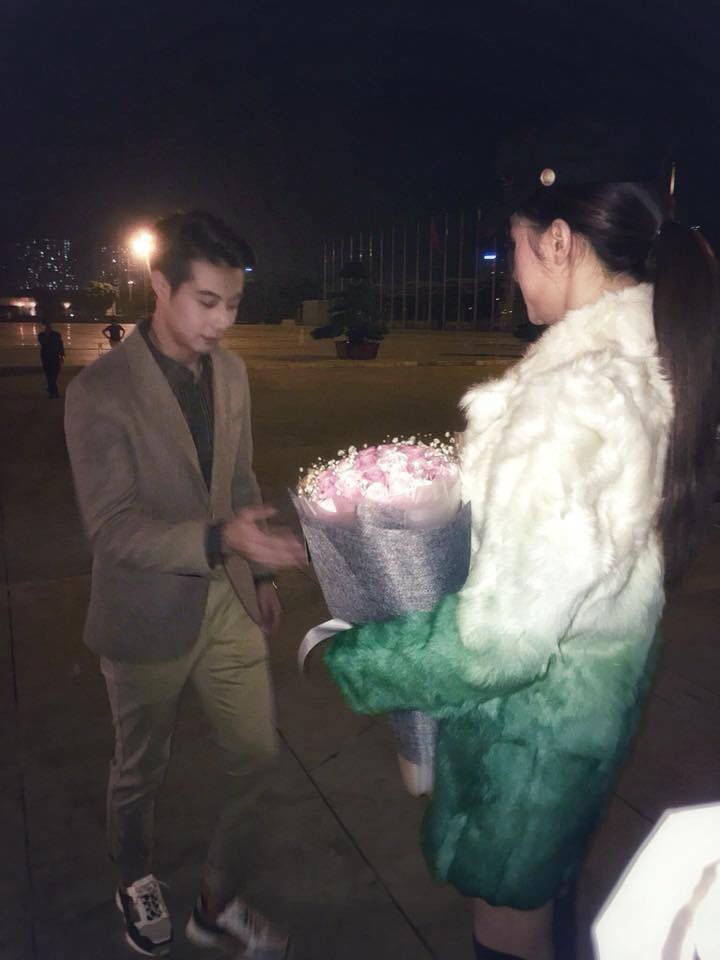 Rộ thông tin Hoa hậu Hương Giang idol được bạn trai soái ca người Thái Lan quỳ gối cầu hôn? - Ảnh 3. Rộ thông tin Hoa hậu Hương Giang idol được bạn trai soái ca người Thái Lan quỳ gối cầu hôn? - Ảnh 3.