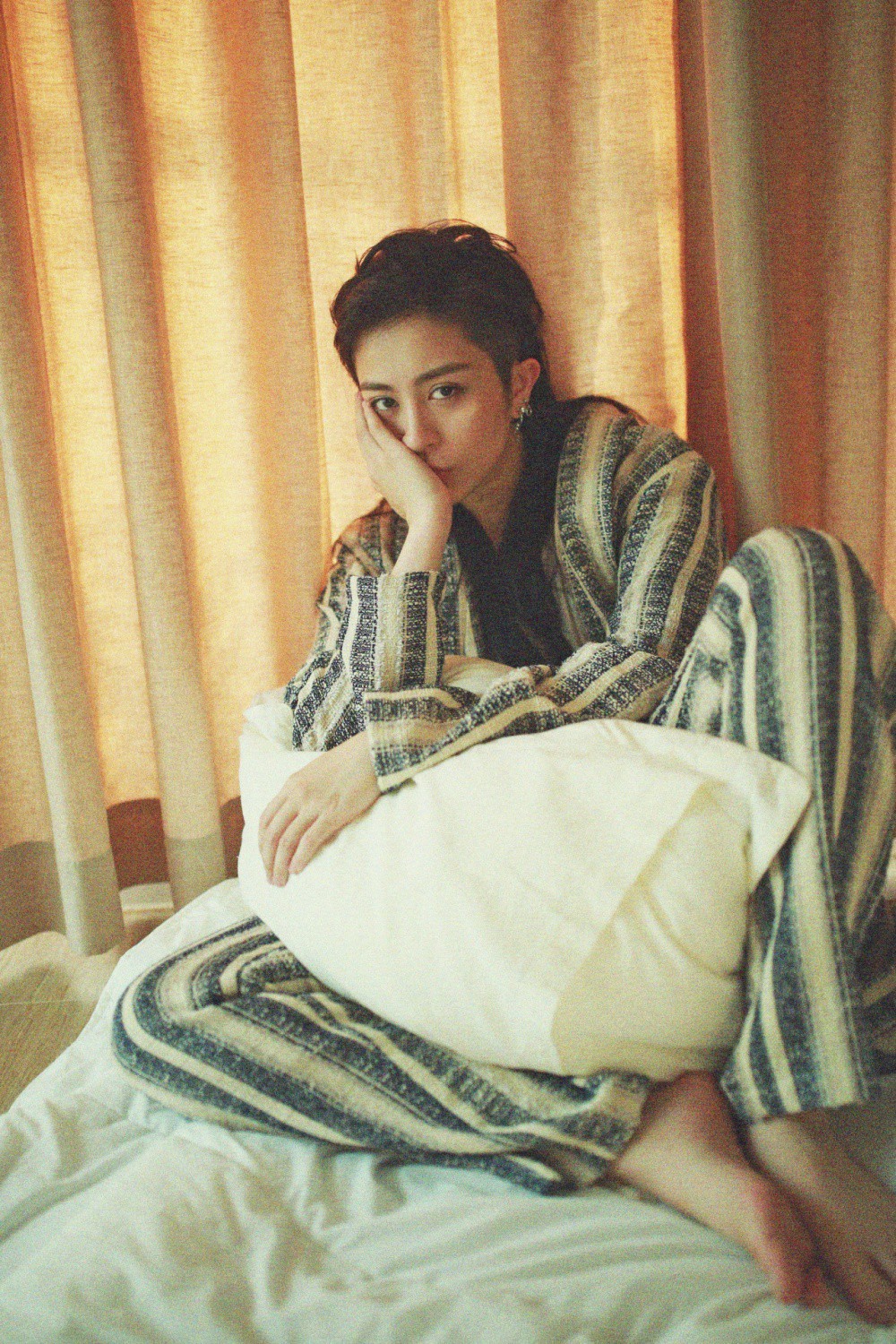 Gil Lê hé lộ chuyện tình buồn với Chipu qua bản ballad đầy da diết? - Ảnh 6. Gil Lê hé lộ chuyện tình buồn với Chipu qua bản ballad đầy da diết? - Ảnh 6.