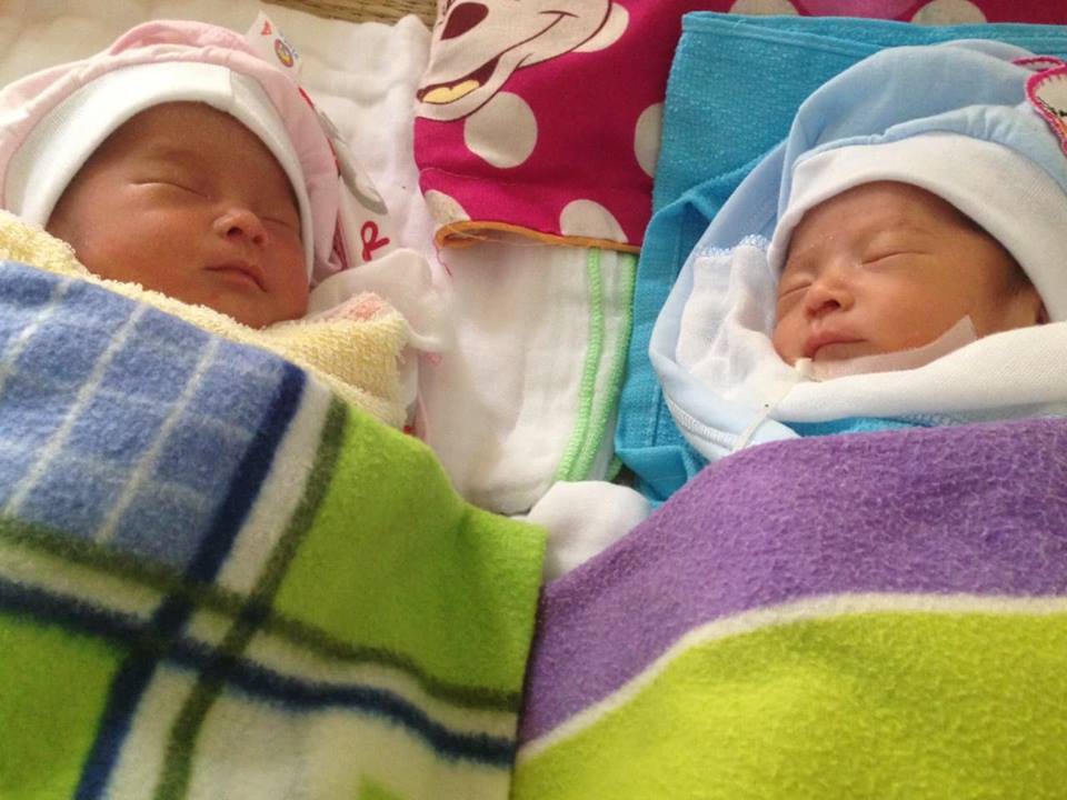 Hành trình hồi phục kì diệu của cặp song sinh chào đời chỉ nặng 1.7kg, trải qua 3 lần cấp cứu tưởng không qua khỏi - Ảnh 7. Hành trình hồi phục kì diệu của cặp song sinh chào đời chỉ nặng 1.7kg, trải qua 3 lần cấp cứu tưởng không qua khỏi - Ảnh 7.