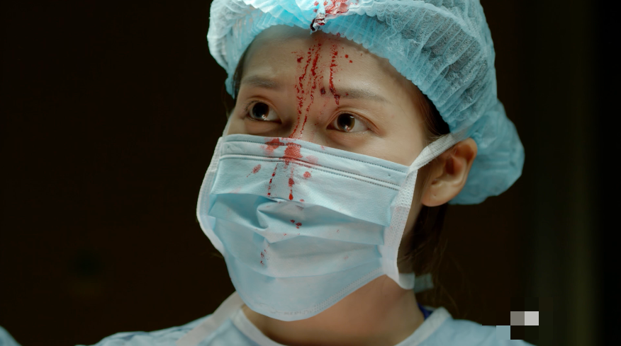 Hậu duệ mặt trời” bản Việt: Khả Ngân, Cao Thái Hà gây xúc động với màn cách ly nhưng vẫn bị chê chưa làm tới - Ảnh 6. Hậu duệ mặt trời” bản Việt: Khả Ngân, Cao Thái Hà gây xúc động với màn cách ly nhưng vẫn bị chê chưa làm tới - Ảnh 6.